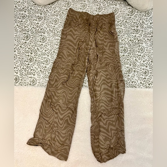 Urban Outfitters Cargo Wide Leg Printed Pant in Swirl Tan - Picture 4 of 5